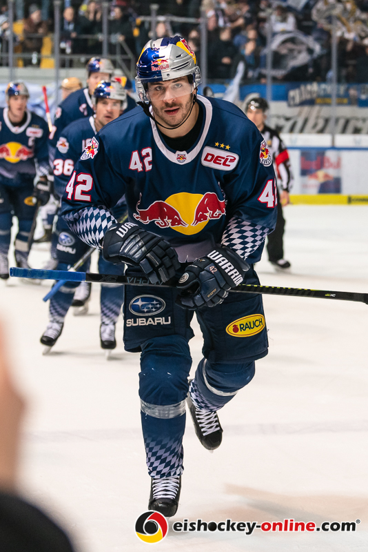 Yasin Ehliz (EHC Red Bull Muenchen) bei der Rückkehr zur Bank nach seinem Treffer zum 1:1 im Spiel Red Bull Muenchen gegen die Iserlohn Roosters am 19.01.2020.