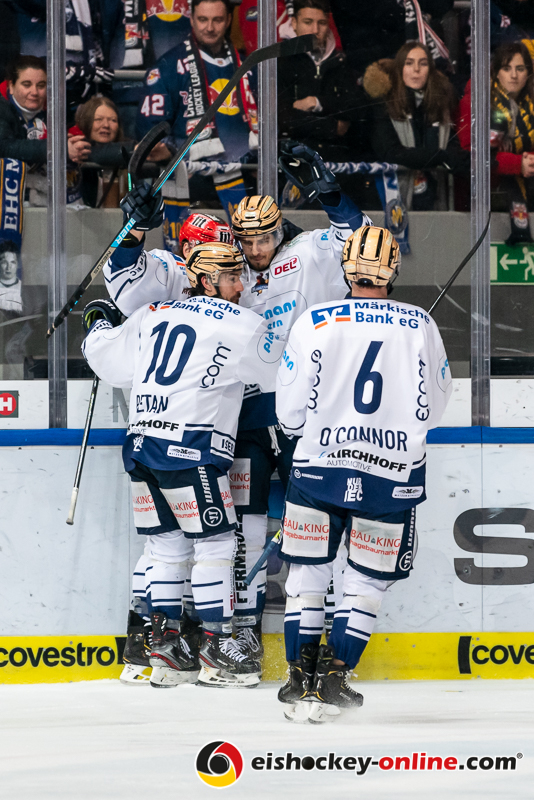 Jamie MacQueen (Iserlohn Roosters), Alex Petan (Iserlohn Roosters) und Ryan O Connor (Iserlohn Roosters) bejubeln mit Brody Sutter (Iserlohn Roosters) dessen Treffer zum 2:3 im Spiel Red Bull Muenchen gegen die Iserlohn Roosters am 19.01.2020.