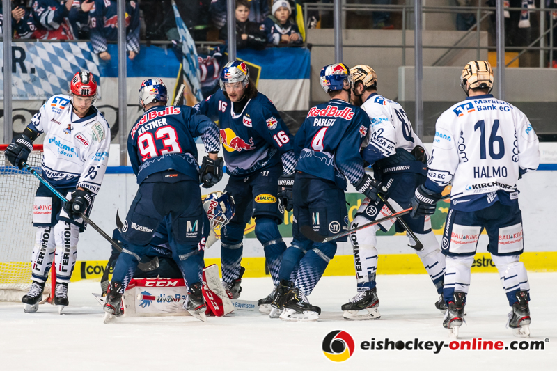 Hochbetrieb vor dem Tor von Kevin Reich (Torwart, EHC Red Bull Muenchen) in der Hauptrundenbegegnung der Deutschen Eishockey Liga zwischen dem EHC Red Bull München und den Iserlohn Roosters am 19.01.2020.