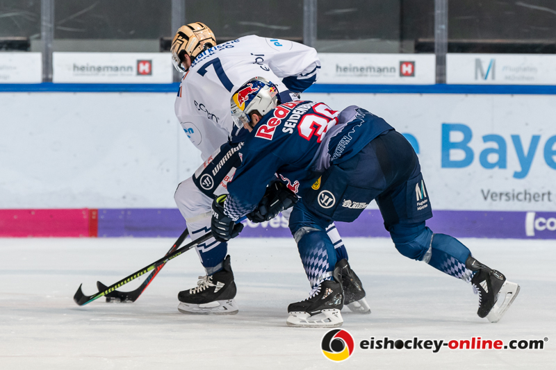 Jake Weidner (Iserlohn Roosters) verfolgt von Yannic Seidenberg (EHC Red Bull Muenchen) im Spiel Red Bull Muenchen gegen die Iserlohn Roosters am 19.01.2020.
