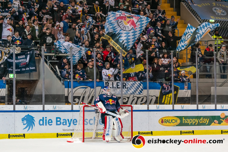 Kevin Reich (Torwart, EHC Red Bull Muenchen) vor der Münchner Nordkurve im Spiel Red Bull Muenchen gegen die Iserlohn Roosters am 19.01.2020.