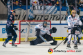 Anthony Peters (Torwart, Iserlohn Roosters) und Tim Fleischer (Iserlohn Roosters) verteidigen gegen Mark Voakes (EHC Red Bull Muenchen) im Spiel Red Bull Muenchen gegen die Iserlohn Roosters am 19.01.2020.