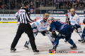 Alexandre Grenier (Iserlohn Roosters) und Jason Jaffray (EHC Red Bull Muenchen) warten auf die Ausführung eines Bullys durch Linesman Andreas Hofer im Spiel Red Bull Muenchen gegen die Iserlohn Roosters am 19.01.2020.