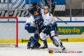 Anthony Peters (Torwart, Iserlohn Roosters) und Jake Weidner (Iserlohn Roosters) verteidigen gegen Jason Jaffray (EHC Red Bull Muenchen) im Spiel Red Bull Muenchen gegen die Iserlohn Roosters am 19.01.2020.