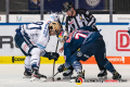 Linesman Andreas Hofer führt ein Bully aus zwischen Brody Sutter (Iserlohn Roosters) und Maximilian Daubner (EHC Red Bull Muenchen) im Spiel Red Bull Muenchen gegen die Iserlohn Roosters am 19.01.2020.