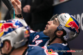 Trevor Parkes (EHC Red Bull Muenchen) bei der Schlägerpflege im Spiel Red Bull Muenchen gegen die Iserlohn Roosters am 19.01.2020.