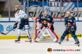 Alexander Grenier (Iserlohn Roosters) vor Kevin Reich (Torwart, EHC Red Bull Muenchen) und Andrew Bodnarchuk (EHC Red Bull Muenchen) im Spiel Red Bull Muenchen gegen die Iserlohn Roosters am 19.01.2020.