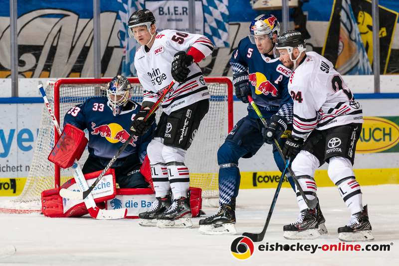 Danny aus den Birken (Torwart, EHC Red Bull Muenchen) und Keith Aulie (EHC Red Bull Muenchen) verteidigen gegen Alexander Oblinger (Koelner Haie) und Zach Sill (Koelner Haie) in der Hauptrundenbegegnung der Deutschen Eishockey Liga zwischen dem EHC Red Bull München und den Kölner Haien am 10.01.2020.