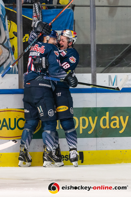 Maximilian Daubner (EHC Red Bull Muenchen) freut sich mit Justin Schuetz (EHC Red Bull Muenchen) über dessen Treffer zum 4:1-Endstand in der Hauptrundenbegegnung der Deutschen Eishockey Liga zwischen dem EHC Red Bull München und den Kölner Haien am 10.01.2020.