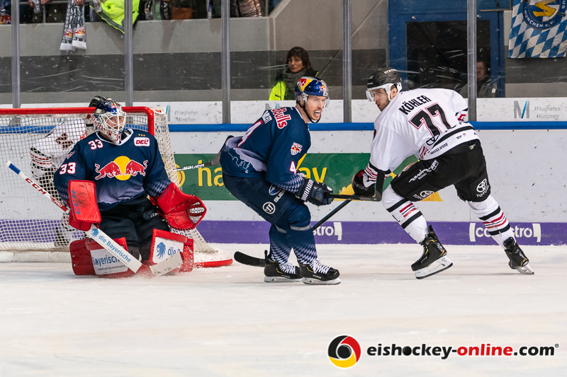 Danny aus den Birken (Torwart, EHC Red Bull Muenchen) und Blake Parlett (EHC Red Bull Muenchen) verteidigen gegen Mick Koehler (Koelner Haie) in der Hauptrundenbegegnung der Deutschen Eishockey Liga zwischen dem EHC Red Bull München und den Kölner Haien am 10.01.2020.