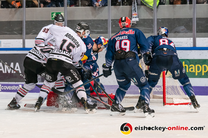 Mächtig Betrieb vor dem Tor von Danny aus den Birken (Torwart, EHC Red Bull Muenchen) in der Hauptrundenbegegnung der Deutschen Eishockey Liga zwischen dem EHC Red Bull München und den Kölner Haien am 10.01.2020.