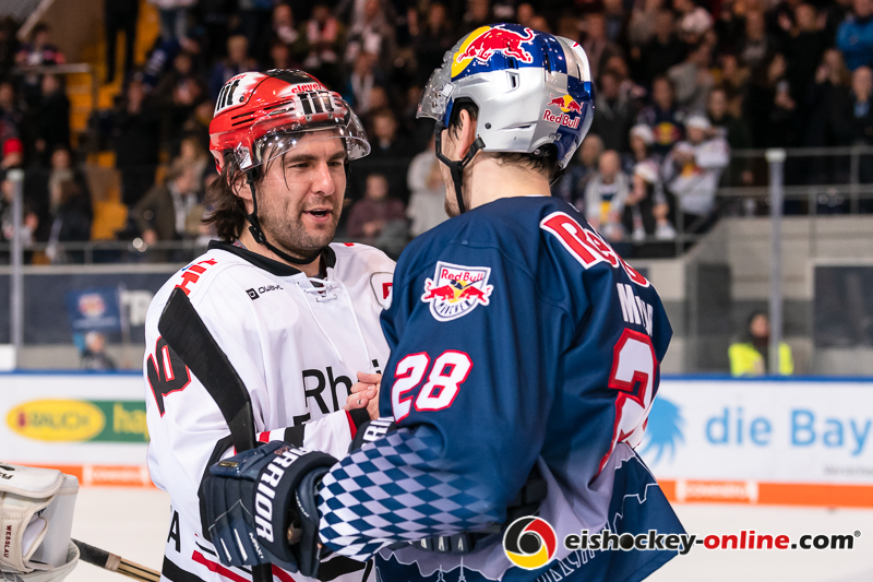 Jon Matsumoto (Koelner Haie) und Frank Mauer (EHC Red Bull Muenchen) beim Shakenhands nach der Hauptrundenbegegnung der Deutschen Eishockey Liga zwischen dem EHC Red Bull München und den Kölner Haien am 10.01.2020.