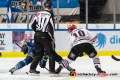 Linesman Marius Woelzmueller führt ein Bully aus zwischen Jason Jaffray (EHC Red Bull Muenchen) und Jon Matsumoto (Koelner Haie) in der Hauptrundenbegegnung der Deutschen Eishockey Liga zwischen dem EHC Red Bull München und den Kölner Haien am 10.01.2020.