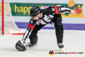 Hauptschiedsrichter Benjamin Hoppe sammelt die Ausrüstung auf dem Eis ein in der Hauptrundenbegegnung der Deutschen Eishockey Liga zwischen dem EHC Red Bull München und den Kölner Haien am 10.01.2020.