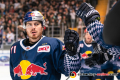 Abklatschen von Chris Bourque (EHC Red Bull Muenchen) an der Bank nach seinem Treffer zum 1:1 in der Hauptrundenbegegnung der Deutschen Eishockey Liga zwischen dem EHC Red Bull München und den Kölner Haien am 10.01.2020.