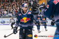 Abklatschen von Trevor Parkes (EHC Red Bull Muenchen) an der Münchner Bank nach seinem Treffer zum 2:1 in der Hauptrundenbegegnung der Deutschen Eishockey Liga zwischen dem EHC Red Bull München und den Kölner Haien am 10.01.2020.