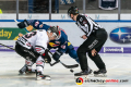 Linesman Marius Woelzmueller führt ein Bully aus zwischen Mark Voakes (EHC Red Bull Muenchen) und Colin Smith (Koelner Haie) in der Hauptrundenbegegnung der Deutschen Eishockey Liga zwischen dem EHC Red Bull München und den Kölner Haien am 10.01.2020.