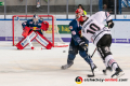 Jon Matsumoto (Koelner Haie) feuert einen Schuss ab auf das Gehäuse von Danny aus den Birken (Torwart, EHC Red Bull Muenchen) in der Hauptrundenbegegnung der Deutschen Eishockey Liga zwischen dem EHC Red Bull München und den Kölner Haien am 10.01.2020.