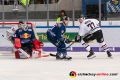 Danny aus den Birken (Torwart, EHC Red Bull Muenchen) und Blake Parlett (EHC Red Bull Muenchen) verteidigen gegen Mick Koehler (Koelner Haie) in der Hauptrundenbegegnung der Deutschen Eishockey Liga zwischen dem EHC Red Bull München und den Kölner Haien am 10.01.2020.