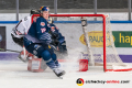 Justin Schuetz (EHC Red Bull Muenchen) vor dem Tor von Danny aus den Birken (Torwart, EHC Red Bull Muenchen) in der Hauptrundenbegegnung der Deutschen Eishockey Liga zwischen dem EHC Red Bull München und den Kölner Haien am 10.01.2020.