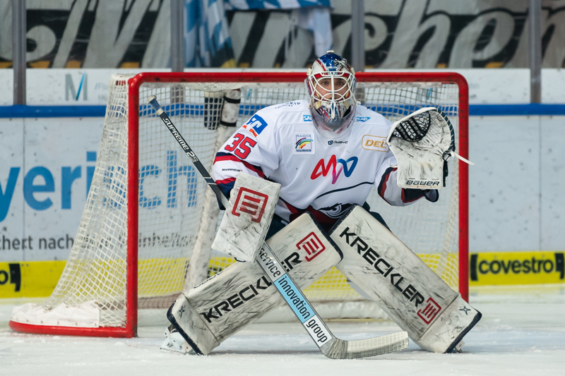 Johan Gustafsson (Torwart, Adler Mannheim) in der Hauptrundenbegegnung der Deutschen Eishockey Liga zwischen dem EHC Red Bull München und den Adler Mannheim am 08.12.2019.