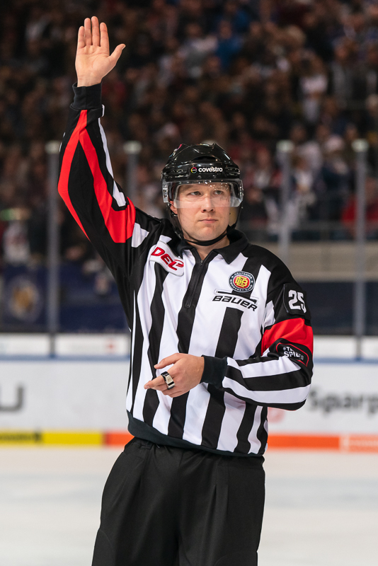 Hauptschiedsrichter Aleksi Rantala in der Hauptrundenbegegnung der Deutschen Eishockey Liga zwischen dem EHC Red Bull München und den Adler Mannheim am 08.12.2019.