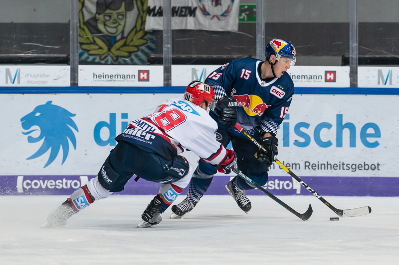 Kampf um den Puck zwischen Ben Smith (Adler Mannheim) und Jason Jaffray (EHC Red Bull Muenchen) in der Hauptrundenbegegnung der Deutschen Eishockey Liga zwischen dem EHC Red Bull München und den Adler Mannheim am 08.12.2019.