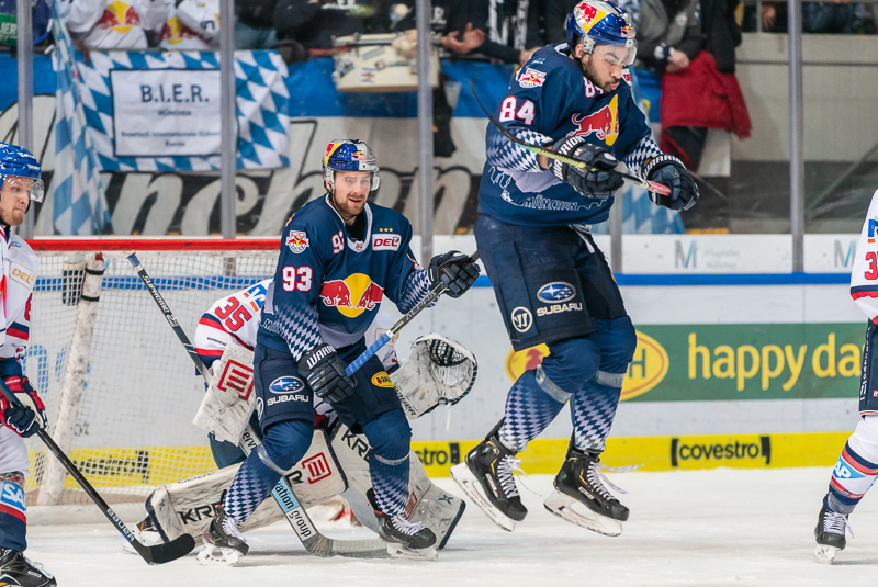 Maximilian Kastner (EHC Red Bull Muenchen) und Trevor Parkes (EHC Red Bull Muenchen) vor dem Tor von Johan Gustafsson (Torwart, Adler Mannheim) im Spiel Red Bull Muenchen gegen die Adler Mannheim am 08.12.2019.Foto: Heike Feiner/Eibner Pressefoto