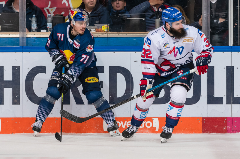 Chris Bourque (EHC Red Bull Muenchen) und Cody Lampl (Adler Mannheim) in der Hauptrundenbegegnung der Deutschen Eishockey Liga zwischen dem EHC Red Bull München und den Adler Mannheim am 08.12.2019.