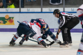 Linesman Gabriel Gaube führt ein Bully aus zwischen Ben Smith (Adler Mannheim) und Patrick Hager (EHC Red Bull Muenchen) in der Hauptrundenbegegnung der Deutschen Eishockey Liga zwischen dem EHC Red Bull München und den Adler Mannheim am 08.12.2019.