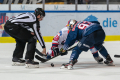 Linesman Gabriel Gaube führt ein Bully aus zwischen Ben Smith (Adler Mannheim) und Maximilian Kastner (EHC Red Bull Muenchen) in der Hauptrundenbegegnung der Deutschen Eishockey Liga zwischen dem EHC Red Bull München und den Adler Mannheim am 08.12.2019.