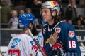 Cody Lampl (Adler Mannheim) und Konrad Abeltshauser (EHC Red Bull Muenchen) beim Shakehands nach der Hauptrundenbegegnung der Deutschen Eishockey Liga zwischen dem EHC Red Bull München und den Adler Mannheim am 08.12.2019.