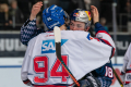 Phil Hungerecker (Adler Mannheim) und Justin Schuetz (EHC Red Bull Muenchen) beim Shakehands nach der Hauptrundenbegegnung der Deutschen Eishockey Liga zwischen dem EHC Red Bull München und den Adler Mannheim am 08.12.2019.