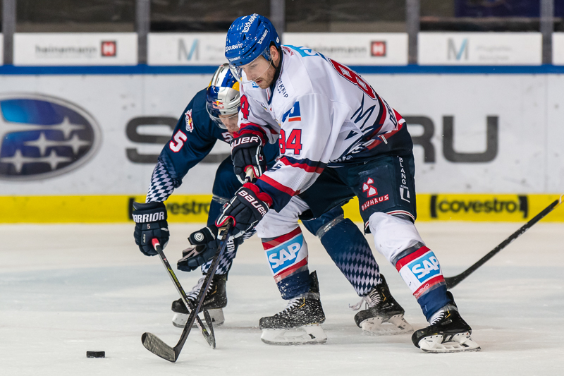Kampf um den Puck zwischen Andrew Desjardins (Adler Mannheim) und Keith Aulie (EHC Red Bull Muenchen) in der Hauptrundenbegegnung der Deutschen Eishockey Liga zwischen dem EHC Red Bull München und den Adler Mannheim am 15.12.2019.