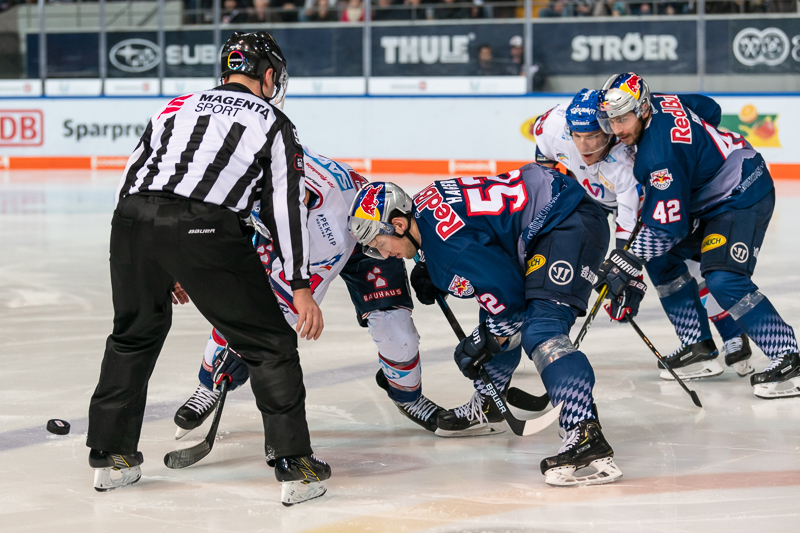 Bully zwischen Andrew Desjardins (Adler Mannheim) und Patrick Hager (EHC Red Bull Muenchen) in der Hauptrundenbegegnung der Deutschen Eishockey Liga zwischen dem EHC Red Bull München und den Adler Mannheim am 15.12.2019.