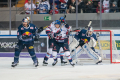 Daryl Boyle (EHC Red Bull Muenchen), Yasin Ehliz (EHC Red Bull Muenchen) und Daniel Fiessinger (Torwart, EHC Red Bull Muenchen) verteidigen gegen Nicolas Kraemmer (Adler Mannheim) und Jan-Mikael Jaervinen (Adler Mannheim) in der Hauptrundenbegegnung der Deutschen Eishockey Liga zwischen dem EHC Red Bull München und den Adler Mannheim am 15.12.2019.