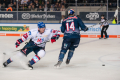 Denis Reul (Adler Mannheim) scheitert mit einem Check an Justin Shugg (EHC Red Bull Muenchen) in der Hauptrundenbegegnung der Deutschen Eishockey Liga zwischen dem EHC Red Bull München und den Adler Mannheim am 15.12.2019.