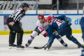 Linesman Jonas Merten führt ein Bully aus zwischen Ben Smith (Adler Mannheim) und Mark Voakes (EHC Red Bull Muenchen) in der Hauptrundenbegegnung der Deutschen Eishockey Liga zwischen dem EHC Red Bull München und den Adler Mannheim am 15.12.2019.