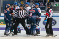 Angespannte Atmosphäre zwischen den Spielern in der Hauptrundenbegegnung der Deutschen Eishockey Liga zwischen dem EHC Red Bull München und den Adler Mannheim am 15.12.2019.