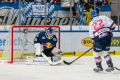 Matthias Plachta (Adler Mannheim) tunnelt hier Daniel Fiessinger (Torwart, EHC Red Bull Muenchen) zur 2:3-Führung der Adler in der Hauptrundenbegegnung der Deutschen Eishockey Liga zwischen dem EHC Red Bull München und den Adler Mannheim am 15.12.2019.