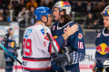 Shake hands zwischen David Wolf (Adler Mannheim) und Konrad Abeltshauser (EHC Red Bull Muenchen) in der Hauptrundenbegegnung der Deutschen Eishockey Liga zwischen dem EHC Red Bull München und den Adler Mannheim am 15.12.2019.