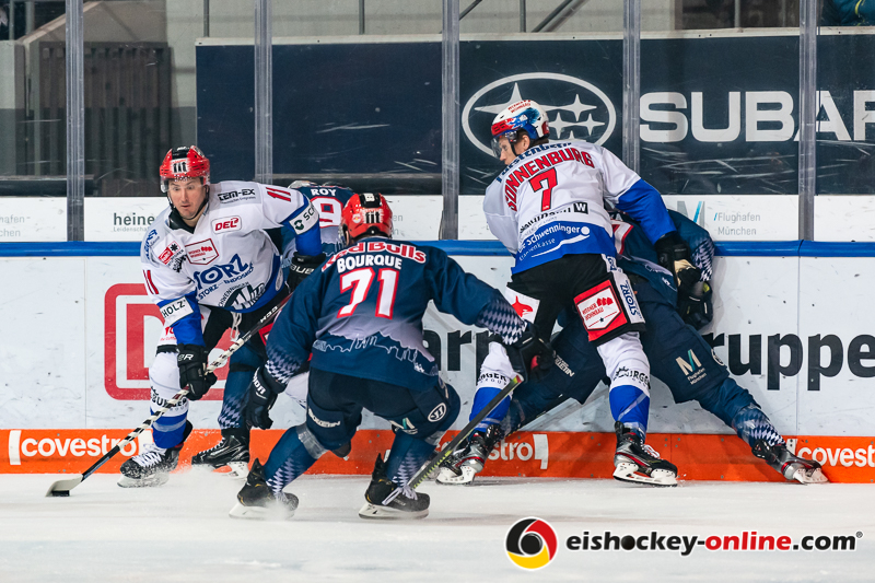 Kampf um den Puck zwischen Patrick Cannone (Schwenninger Wild Wings) und Kyle Sonnenburg (Schwenninger Wild Wings) sowie Derek Roy (EHC Red Bull Muenchen), Chris Bourque (EHC Red Bull Muenchen) und John Jason Peterka (EHC Red Bull Muenchen) in der Hauptrundenbegegnung der Deutschen Eishockey Liga zwischen dem EHC Red Bull München und den Schwenninger Wild Wings am 01.03.2020.