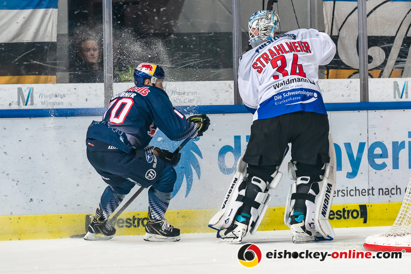 Maximilian Daubner (EHC Red Bull Muenchen) und Dustin Strahlmeier (Torwart, Schwenninger Wild Wings) in der Hauptrundenbegegnung der Deutschen Eishockey Liga zwischen dem EHC Red Bull München und den Schwenninger Wild Wings am 01.03.2020.