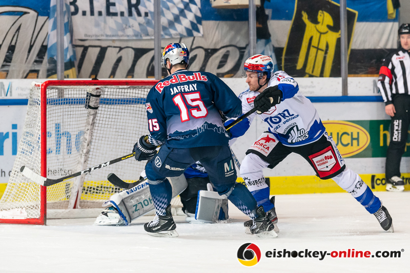 Mirko Sacher (Schwenninger Wild Wings) verteidigt vor dem Tor von Dustin Strahlmeier (Torwart, Schwenninger Wild Wings) gegen Jason Jaffray (EHC Red Bull Muenchen) in der Hauptrundenbegegnung der Deutschen Eishockey Liga zwischen dem EHC Red Bull München und den Schwenninger Wild Wings am 01.03.2020.