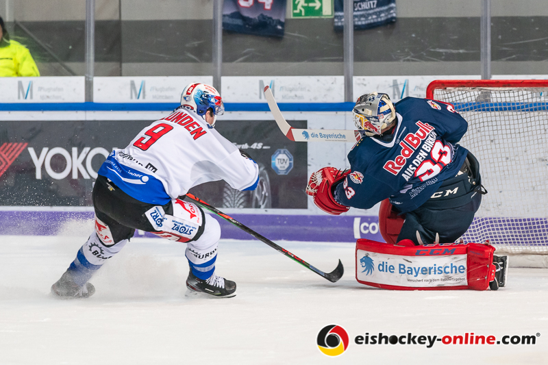 Mike Blunden (Schwenninger Wild Wings) und Danny aus den Birken (Torwart, EHC Red Bull Muenchen) in der Hauptrundenbegegnung der Deutschen Eishockey Liga zwischen dem EHC Red Bull München und den Schwenninger Wild Wings am 01.03.2020.