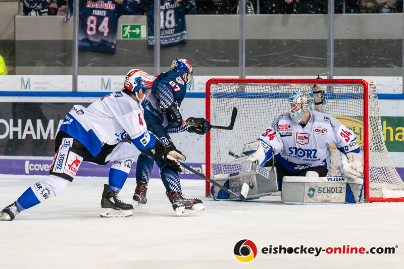 Philip Gogulla (EHC Red Bull Muenchen) verpasst gegen Colby Robak (Schwenninger Wild Wings) und Dustin Strahlmeier (Torwart, Schwenninger Wild Wings) in der Hauptrundenbegegnung der Deutschen Eishockey Liga zwischen dem EHC Red Bull München und den Schwenninger Wild Wings am 01.03.2020.