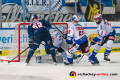 Patrick Hager (EHC Red Bull Muenchen) scheitert gegen Dustin Strahlmeier (Torwart, Schwenninger Wild Wings), Christopher Fischer (Schwenninger Wild Wings) und Mark Fraser (Schwenninger Wild Wings) in der Hauptrundenbegegnung der Deutschen Eishockey Liga zwischen dem EHC Red Bull München und den Schwenninger Wild Wings am 01.03.2020.