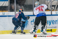 Maximilian Daubner (EHC Red Bull Muenchen) und Dustin Strahlmeier (Torwart, Schwenninger Wild Wings) in der Hauptrundenbegegnung der Deutschen Eishockey Liga zwischen dem EHC Red Bull München und den Schwenninger Wild Wings am 01.03.2020.