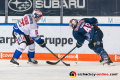 Kamp um den Puck zwischen Christopher Fischer (Schwenninger Wild Wings) und Mark Voakes (EHC Red Bull Muenchen) in der Hauptrundenbegegnung der Deutschen Eishockey Liga zwischen dem EHC Red Bull München und den Schwenninger Wild Wings am 01.03.2020.