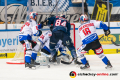 Trevor Parkes (EHC Red Bull Muenchen) verpasst gegen Benedikt Brueckner (Schwenninger Wild Wings), Dustin Strahlmeier (Torwart, Schwenninger Wild Wings) und Maximilian Hadraschek (Schwenninger Wild Wings) in der Hauptrundenbegegnung der Deutschen Eishockey Liga zwischen dem EHC Red Bull München und den Schwenninger Wild Wings am 01.03.2020.